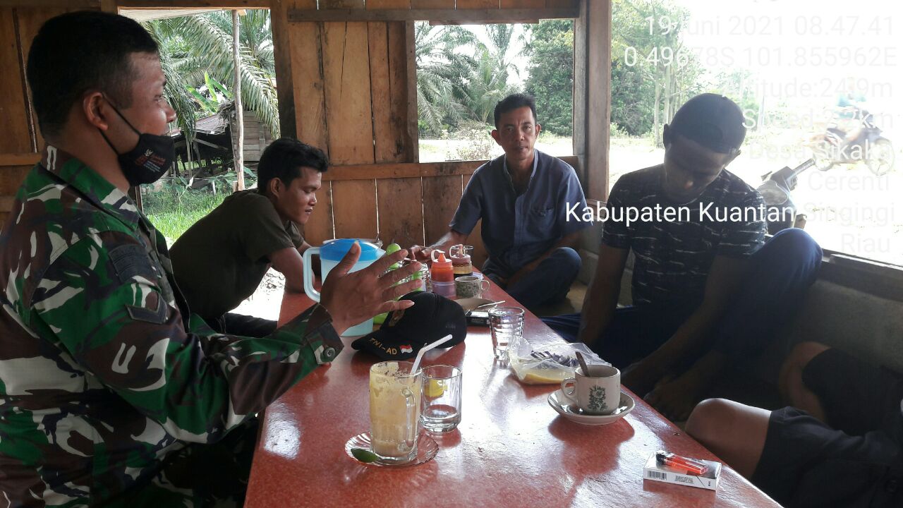 Babinsa Koramil 06/Cerenti Kodim 0302/Inhu Melaksanakan Komsos Bersama Masyarakat Desa Sikakak, Kecamatan Cerenti