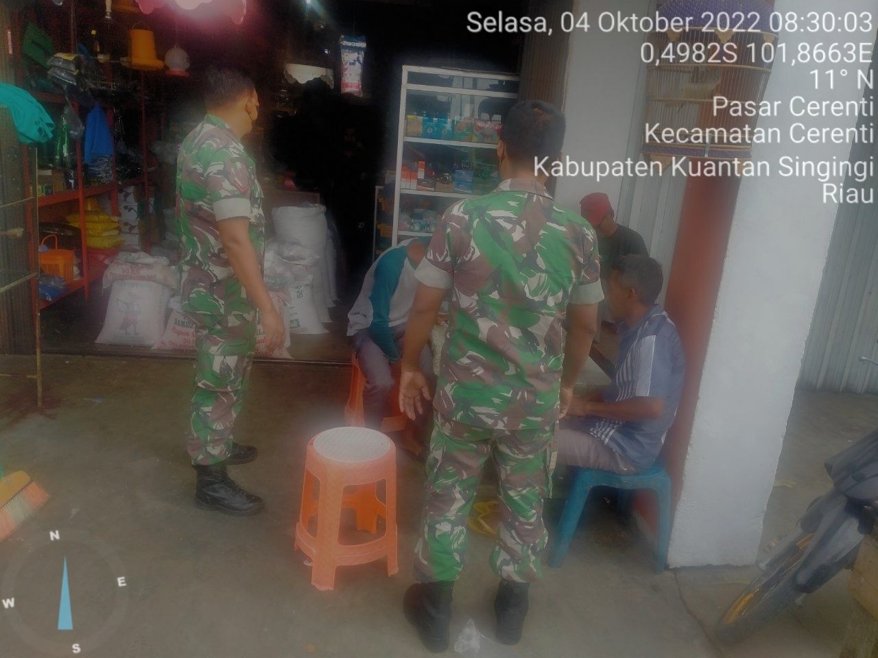 Babinsa Koramil 06/Cerenti Dim 0302/Inhu Berikan Sosialisasi Serta Himbauan Kepada Warga Agar Patuhi Prokes Covid-19 di Salah Satu Pakan Ternak dan Kedai Kopi