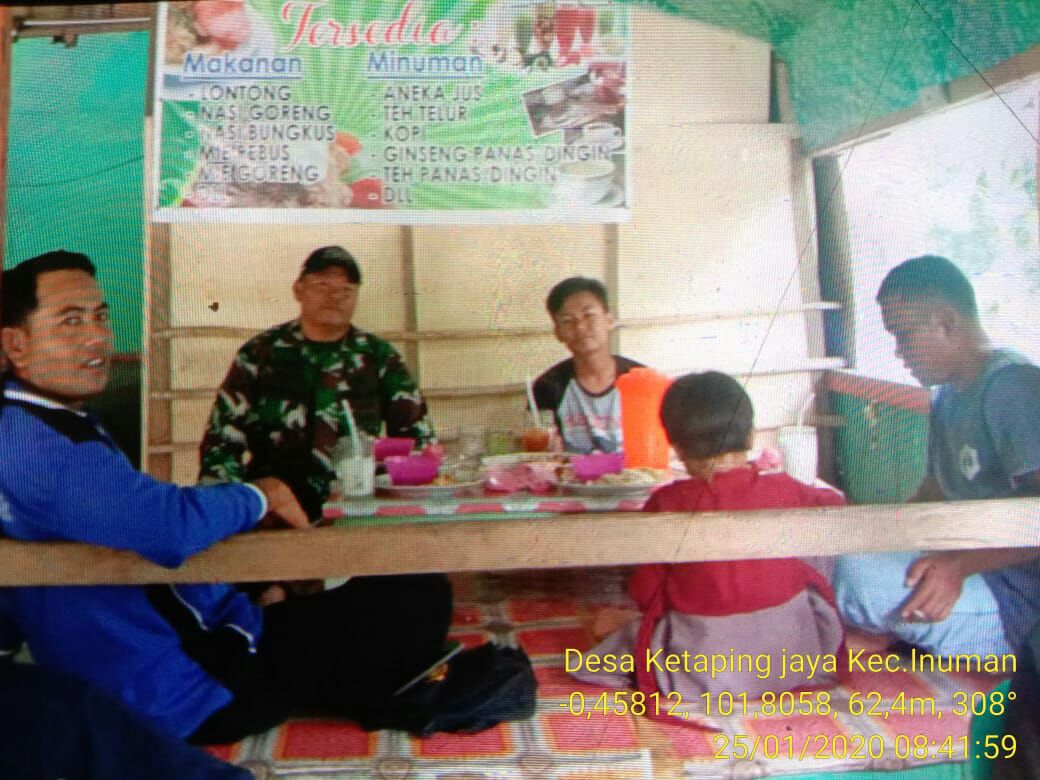 Komsos Dengan Warga Binaan, Babinsa Koramil 06/Cerenti Dim 0302/Inhu Korem 031/Wirabima Sertu Heriyus Saputera Ajak Warga Tingkatkan Keamanan Lingkungan.