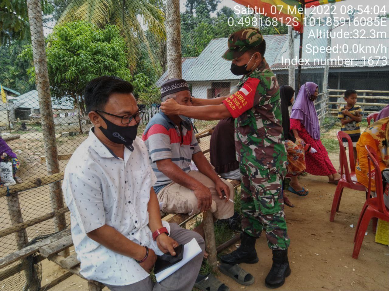 Babinsa Koramil 06/Cerenti  Kodim 0302/Inhu Bagikan Masker Kepada Warga di Desa Banjar Nantigo Kecamatan Inuman Kabupaten Kuansing