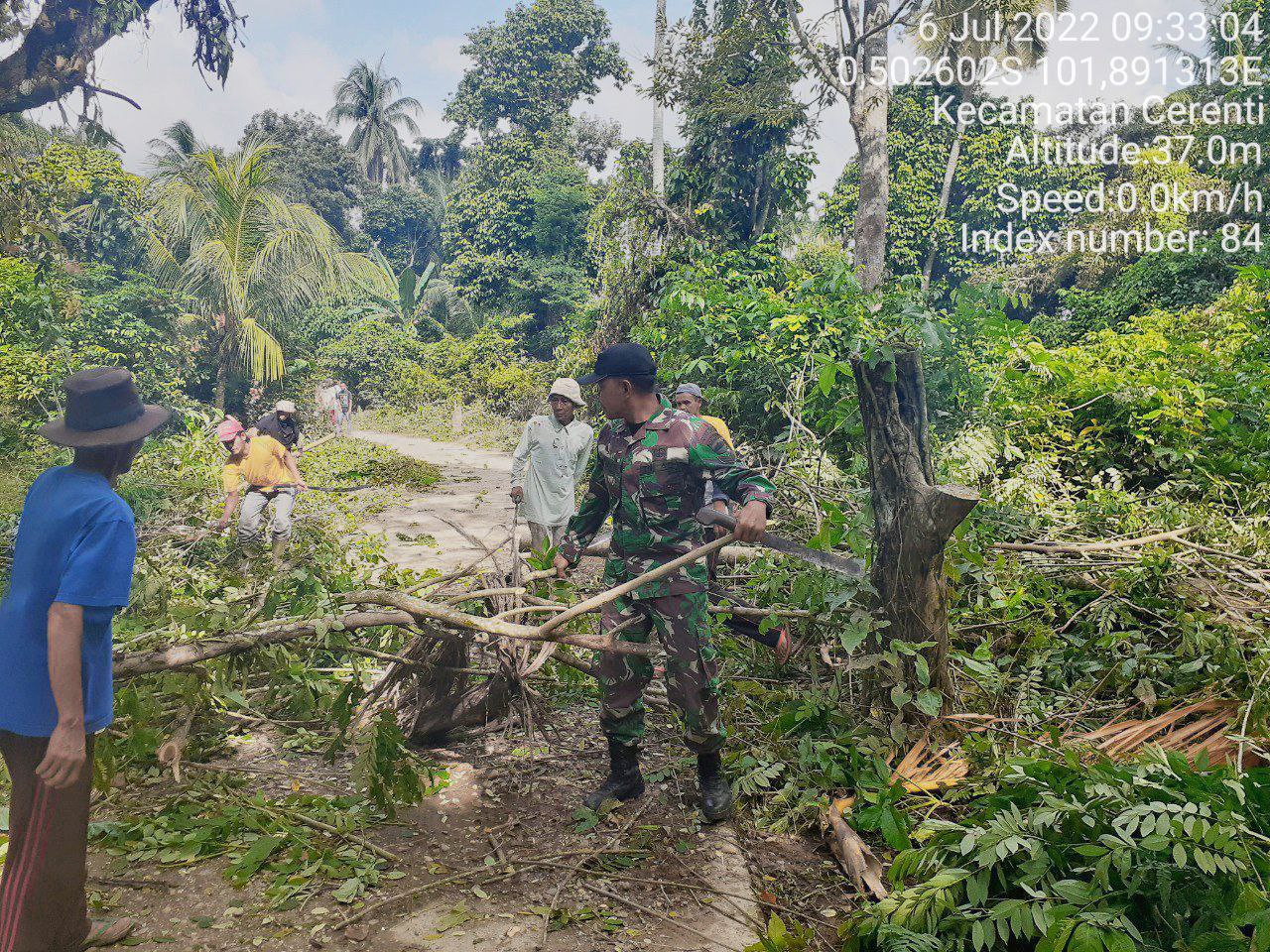 Babinsa Koramil 06/Cerenti Kodim 0302/Inhu Bantu Warga Membersihkan Jalan di Pulau Panjang Cerenti