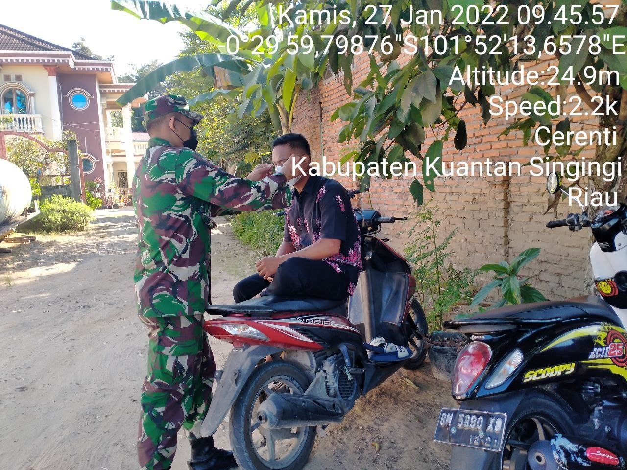 Babinsa Koramil 06/ Cerenti Dim 0302/Inhu Bagikan Masker Gratis Kepada Warga Upaya Memutus Penularan Covid-19 di Kelurahan Koto Peraku Kecamatan Cerenti