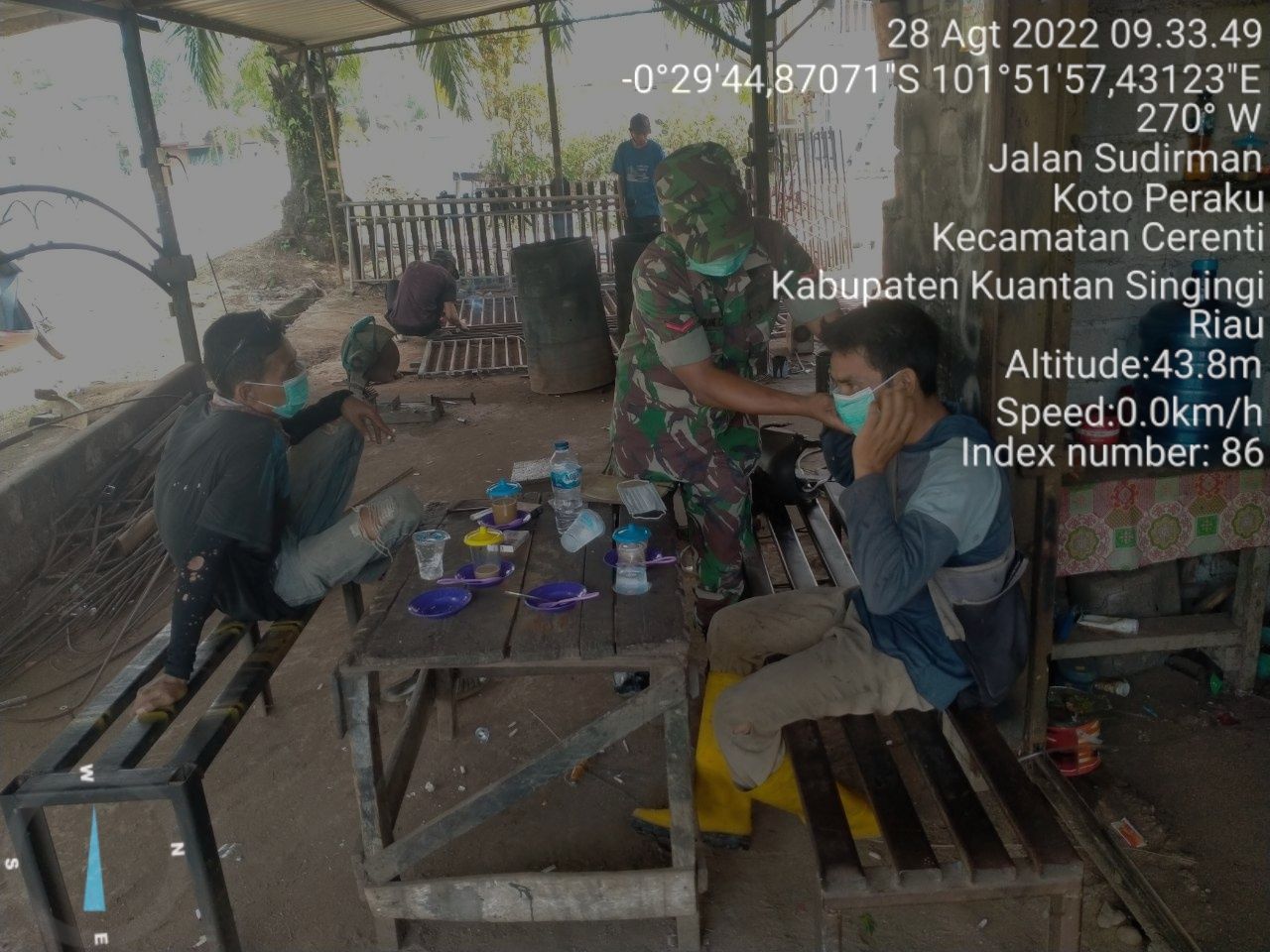 Babinsa Koramil 06/ Cerenti Kodim 0302/Inhu, Kopda Mohammad Soleh Bagikan Masker Gratis Kepada Masyarakat Upaya Memutus Penularan Covid-19