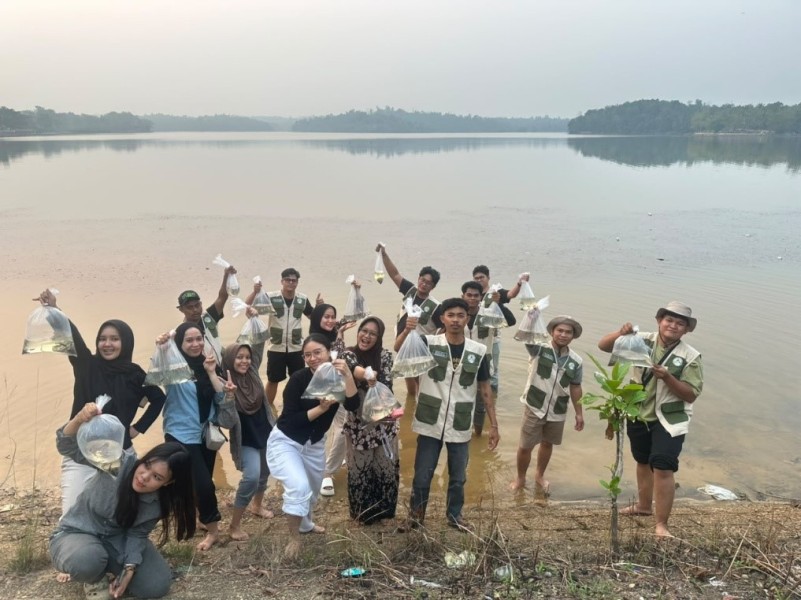 Mahasiswa KKN UMRI Kelompok 7 Sebar 1.500 Bibit Ikan di Danau Buatan Lembah Sari
