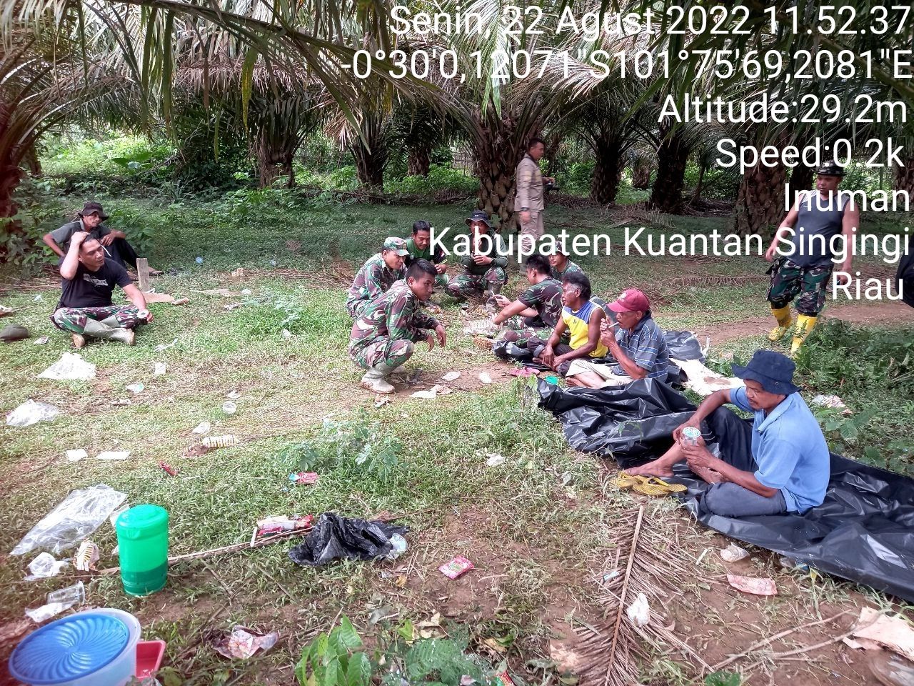 Membangun Kebersamaan Dengan Masyarakat Dalam Kegiatan TMMD ke-144, Anggota Satgas TMMD Ke-114 Kodim 0302 dan Babinsa Koramil 06/Cerenti Kodim 0302/Inhu Makan Siang Bersama