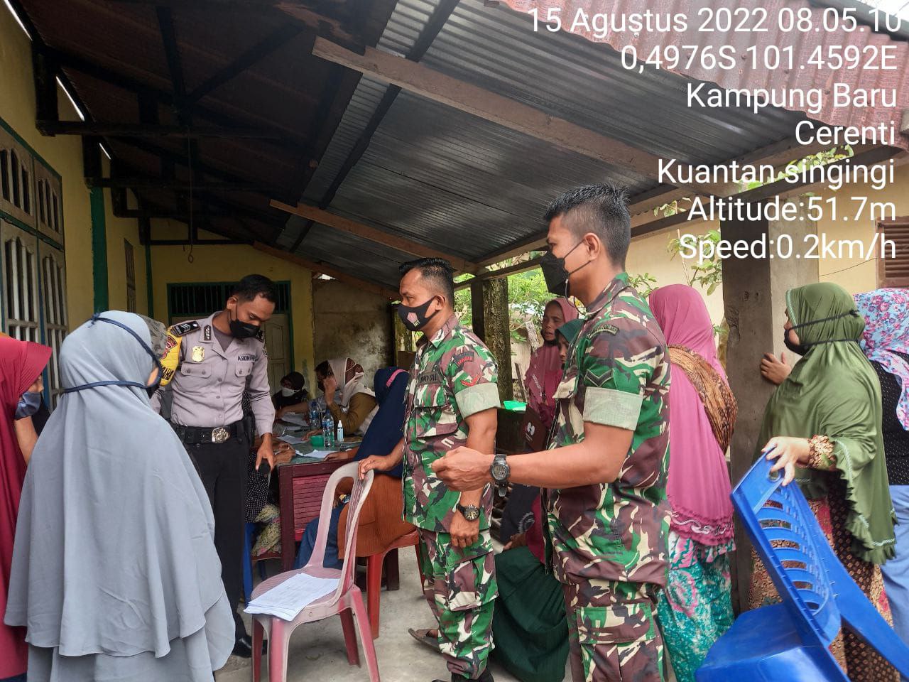 Anggota Koramil 06/Cerenti Kodim 0302/Inhu Babinsa Himbau Warga Di Tempat Keramaian Untuk Selalu Gunakan Masker Untuk Patuhi Prokes