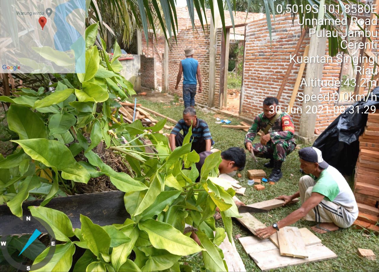 Babinsa Gotong Royong Bersama Warga Untuk Membangun Mushollah