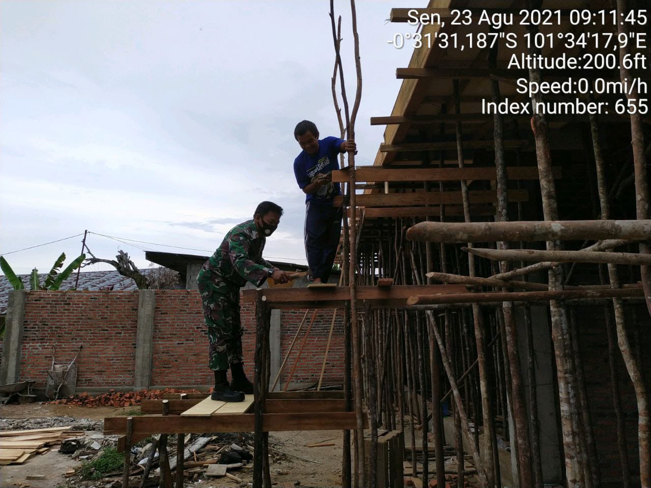 Babinsa Koramil 06/Cerenti Kodim 0302/ Inhu Gotong Royong Bersama Masyarakat Desa Lebuh Lurus 