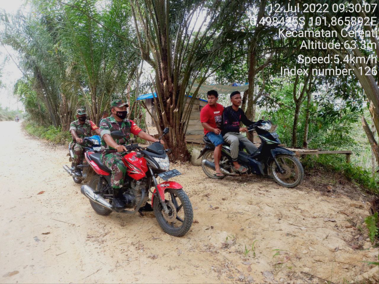 Babinsa Laksanakan Patroli Untuk Cegah Kebakaran Hutan Dan Lahan di Desa Kampung Baru Cerenti