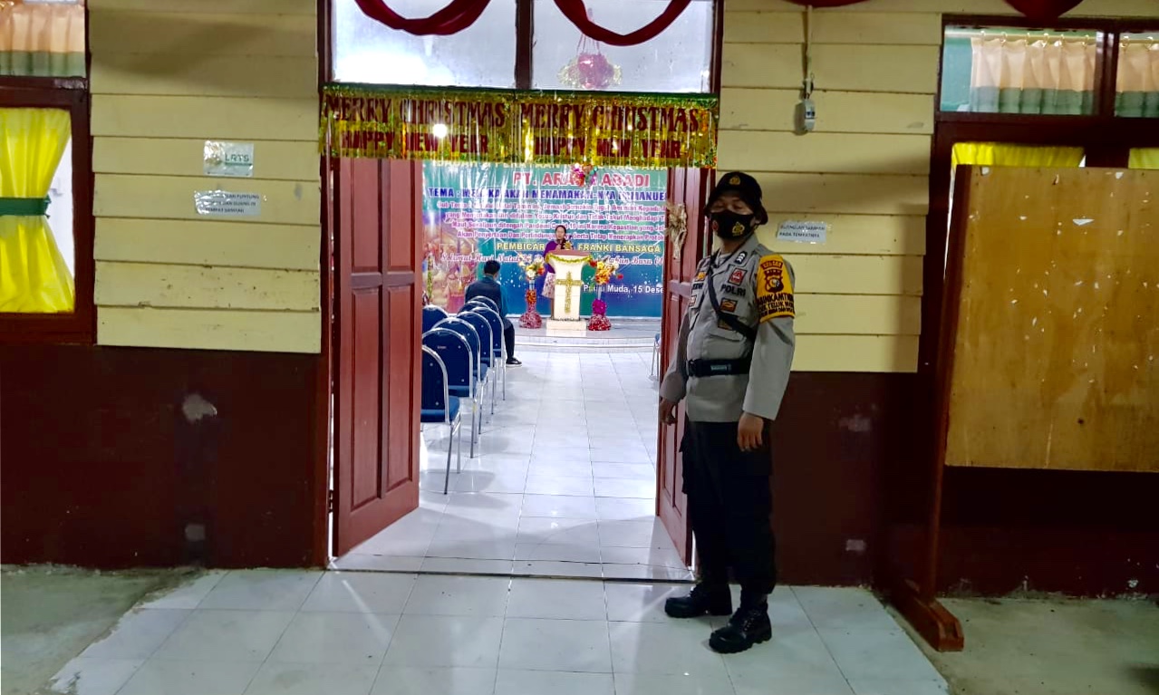 Bhabinkamtibmas Lakukan Pengamanan Ibadah Natal di Malam Pergantian Tahun