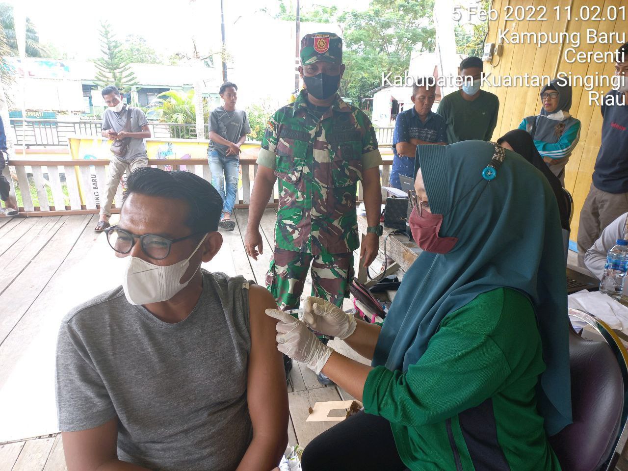 Sertu Indra Jalil Babinsa Koramil 06/Cerenti Kodim 0302/ Inhu Pantau Dan Dampingi Pelaksanaan Vaksin Covid-19 di Desa Kampung Baru Kecamatan Cerenti