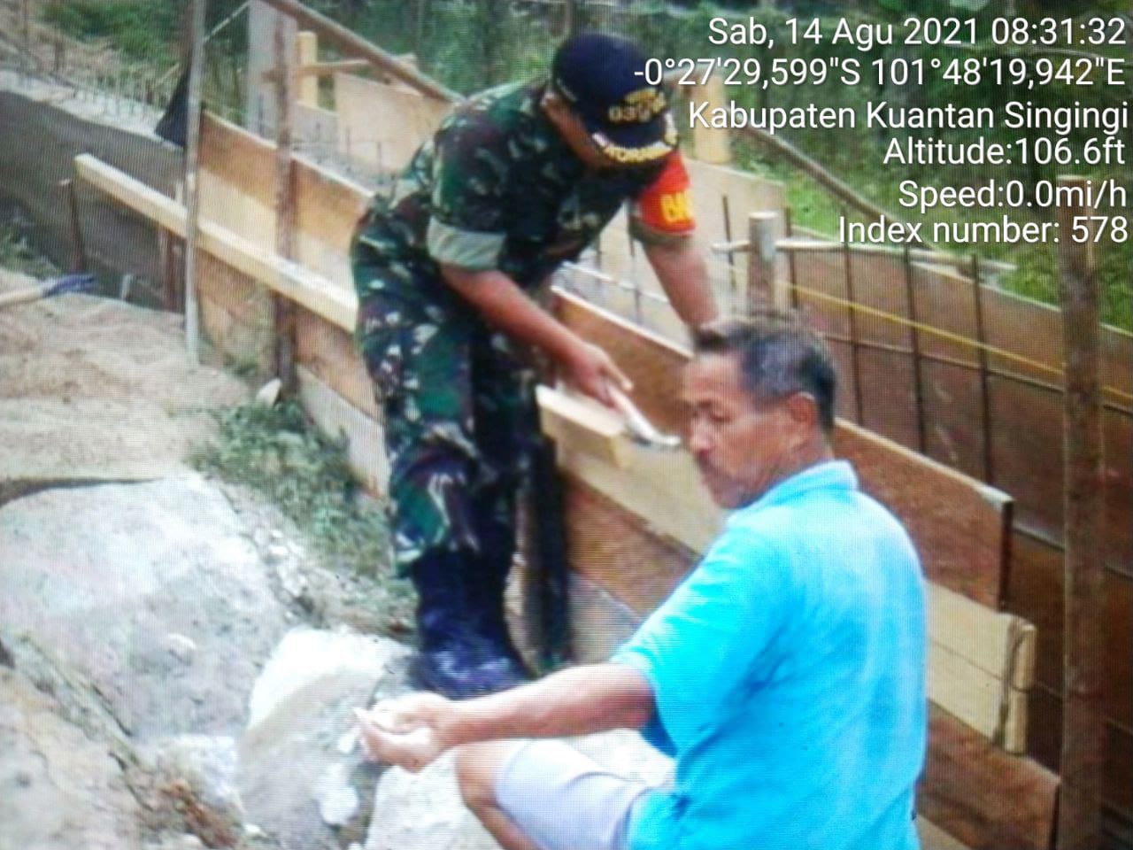 Babinsa Koramil 06/Cerenti Kodim 0302/ Inhu Bersama Masyarakat Gotong Royong Membantu Pengecoran Bikin Turap Jalan