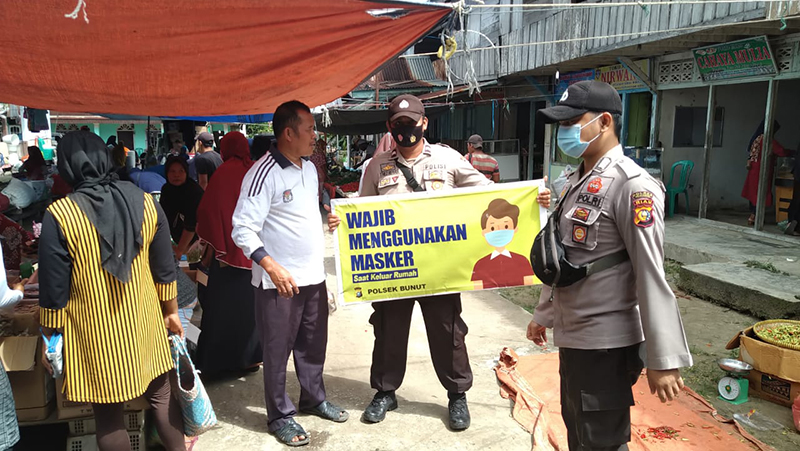 Dengan Berjalan Kaki, Personel Polsek Bunut Patoli dan Sambangi Warga di Pasar