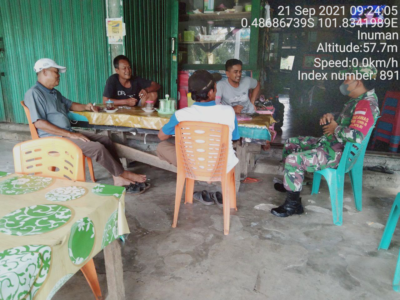 Babinsa Koramil 06/Cerenti Dim 0302/Inhu  Komsos Dengan Warga Binaan Tentang Covid-19 di Sigaruntang