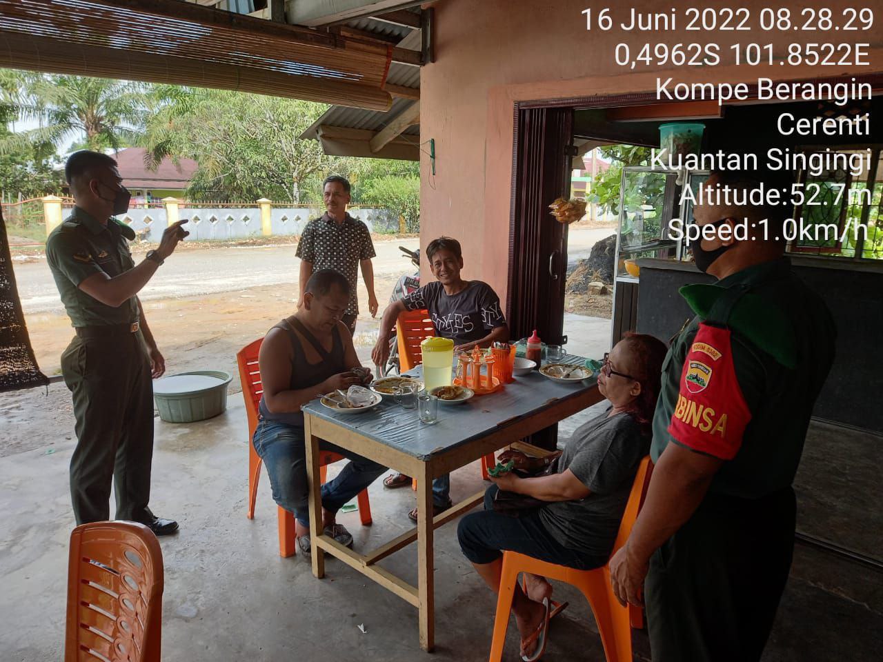 Babinsa Koramil 06/Cerenti Kodim 0302/Inhu Ajak Warga Patuhi Prokes Dan Selalu Gunakan Masker Kemanapun Saat Keluar Rumah