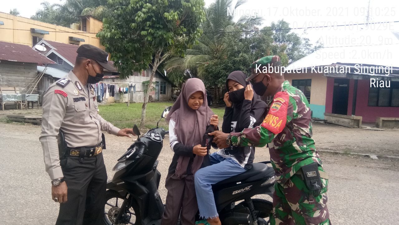 Serda Abdul Wahab Babinsa Koramil 06/ Cerenti Kodim 0302/ Inhu Bagikan Masker Upaya Meminimalisir Penyebaran Covid-19 Kepada Warga Binaan