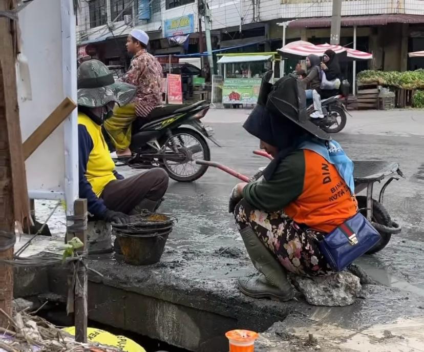 Pasukan Kuning Dinas PUPR Pekanbaru Bersihan Drainase di Jalan Teratai dan Cempaka