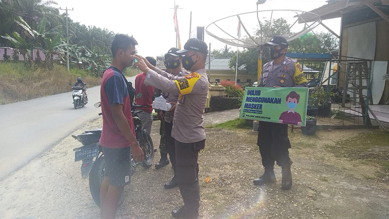 Antisipasi Penyebaran Covid-19, Polsek Kerumutan Selalu Ingatkan Warga Terapkan Prokes