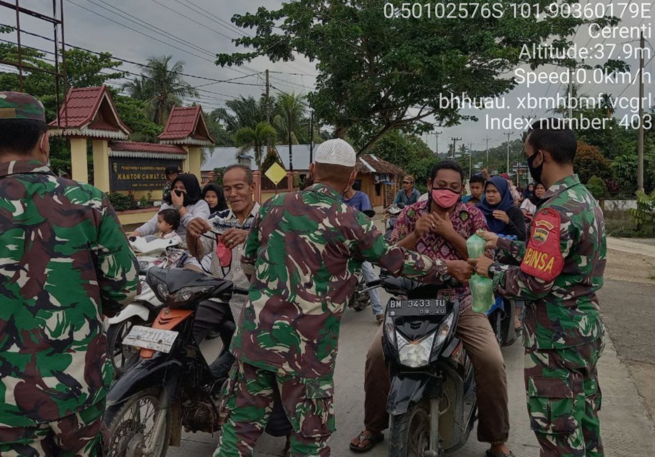 Koramil 06/Cerenti Kodim 0302/Inhu Bagikan Takjil Buka Puasa Kepada Warga Pengguna Jalan