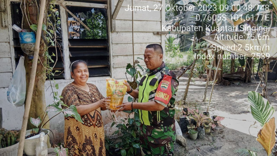 Babinsa Koramil 06/Cerenti Kodim 0302/Inhu Memberi Bantuan Sembako Untuk Masyarakat di Desa Lebuh Lurus Kecamatan Inuman Kabupaten Kuansing