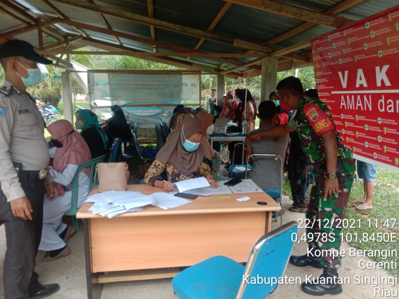 Babinsa Koramil 06/Cerenti Kodim 0302/Inhu  Pantau Dan Dampingi Pelaksanaan Vaksin Covid-19 Untuk Mencapai Target 70 Persen