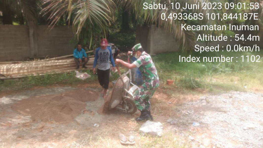 Kopda Junedi Babinsa Koramil 06/Cerenti, Gotong Royong Di Desa Bedeng Sikuran Kampung Pancasila