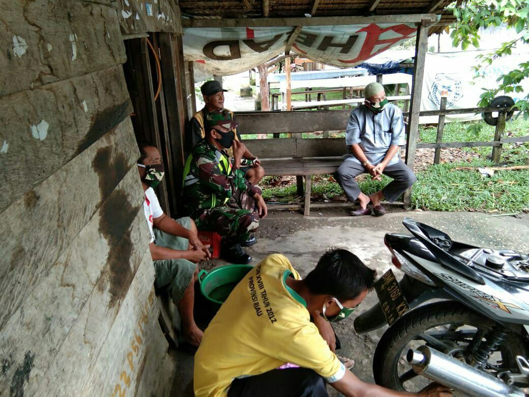 Sertu Darmanto Anggota Koramil 07/Kuantan Hilir Dim 0302/Inhu Komsos Bersama Masyarakat Binaan