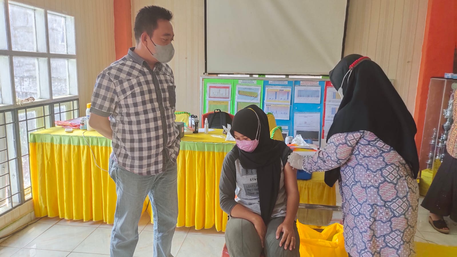Polsek Ukui Lakukan Pengamanan di Gerai Vaksin Presisi Kecamatan Ukui
