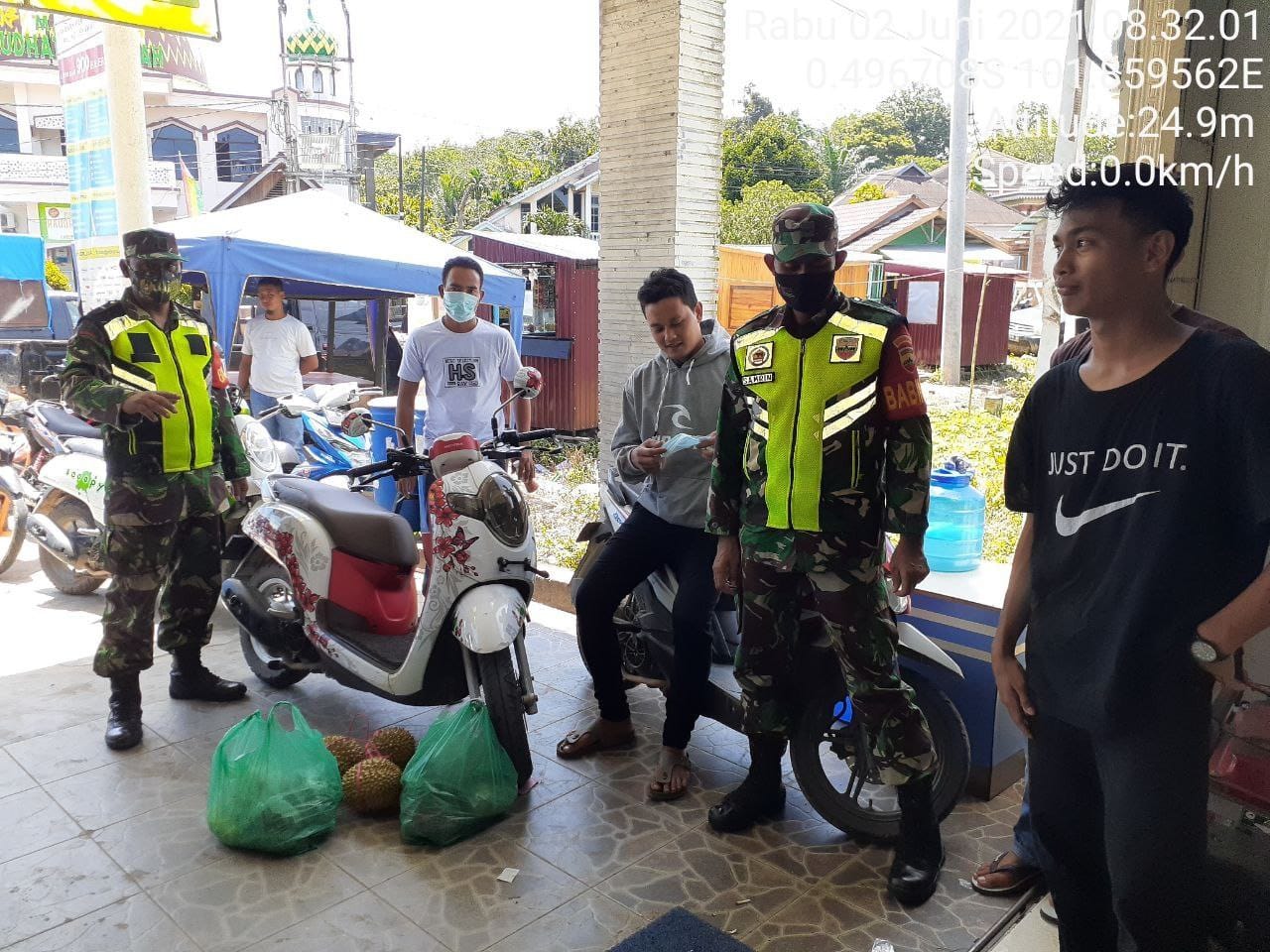 Babinsa Koramil 06/Cerenti  Kodim 0302/Inhu Himbau Warga Masyarakat Akan Pentingnya Penegakkan Protokol Kesehatan