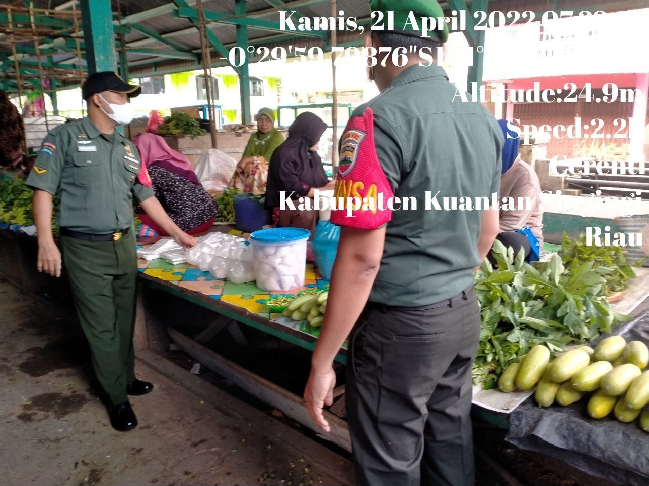 Babinsa Koramil 06/Cerenti Kodim 0302/Inhu Pantau Perkembangan Harga Kebutuhan Pokok Di Wilayah Kecamatan Cerenti