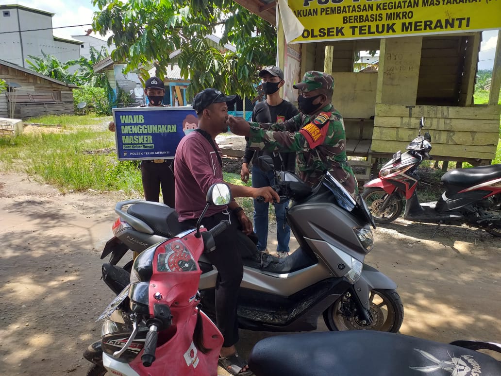 Cegah Covid-19, Polsek Teluk Meranti Bersama TNI Lakukan Pendisiplinan Prokes
