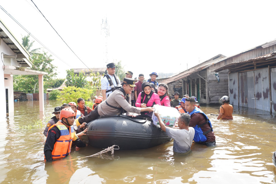 Kapolda Riau Tinjau Lokasi Banjir di Pekanbaru, Salurkan Bantuan dan Pastikan Evakuasi Warga