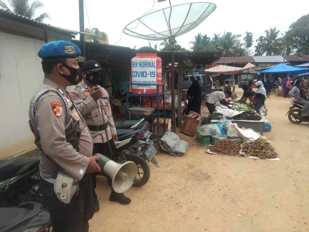 Kerumutan Diguyur Hujan, Bhabinkamtibmas Tetap Imbau Masyarakat Terapkan Prokes