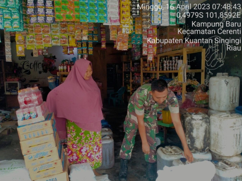 Menjelang Hari Raya Idul Fitri Babinsa Koramil 06/Cerenti Kodim 0302/Inhu Pantau Perkembangan Harga Kebutuhan Pokok Di Wilayah Kecamatan Cerenti