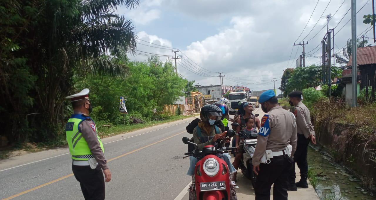 Kapolsek Bandar Sei Kijang Cek Sertifikat Vaksinasi Terhadap Pengguna Jalan