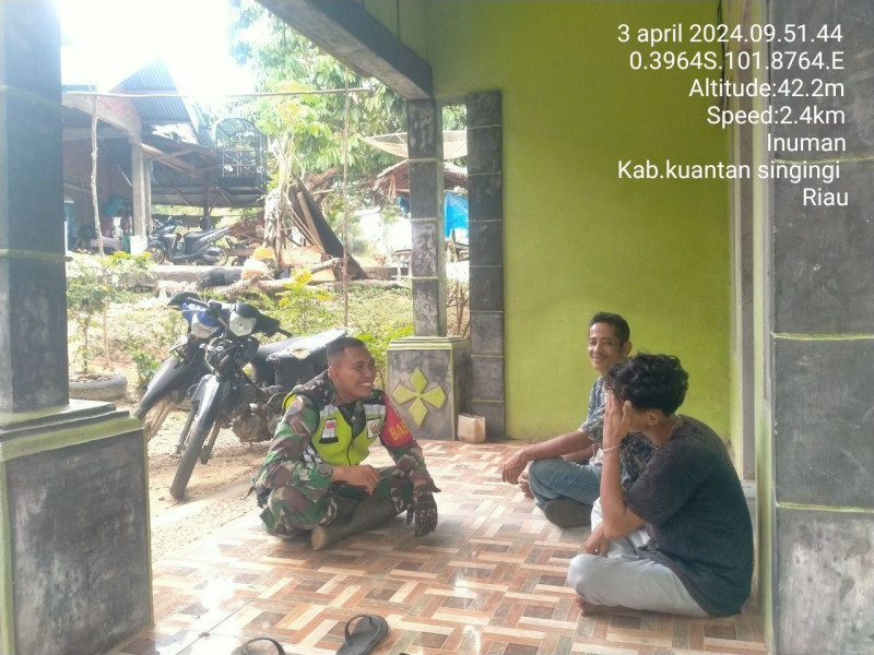 Anggota Koramil 06/Cerenti  Kodim 0302/Inhu Babinsa Komsos Dengan Warga Menjalin Kebersamaan Dan Silaturahmi Di Desa Seberang Pulau Busuk 