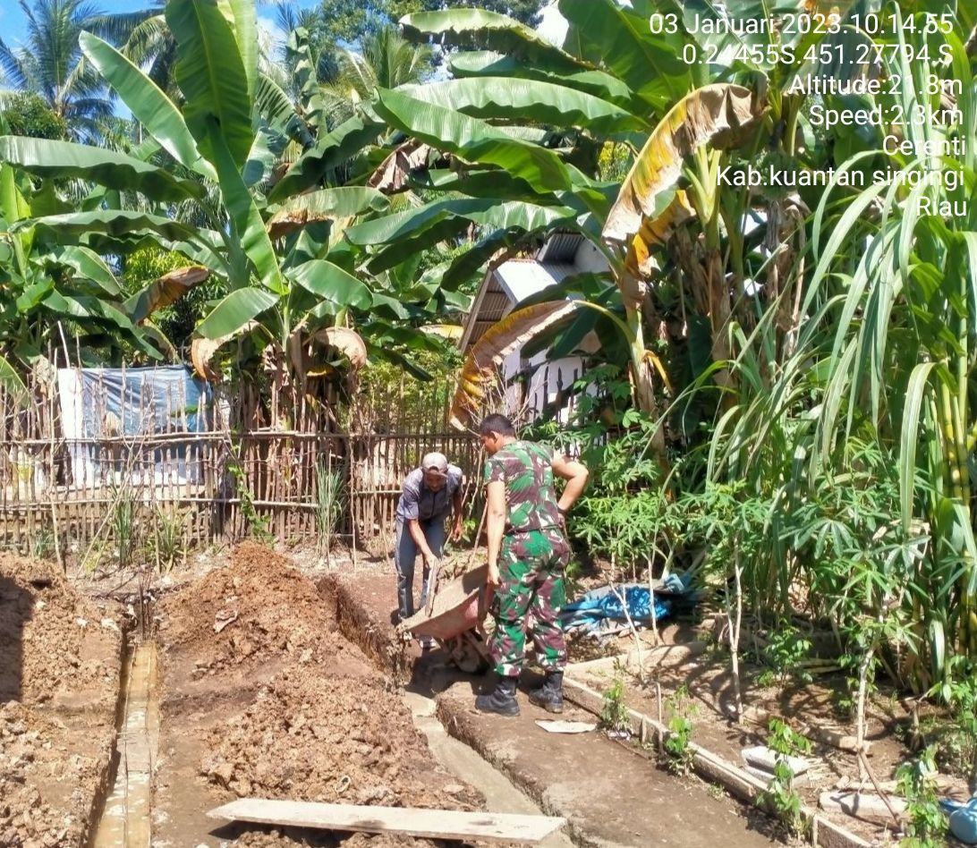 Gotong Royong, Babinsa Koramil 06/Cerenti Dim 0302/Inhu dan Warga Bahu Membahu Buat Pondasi Rumah Masyarakat