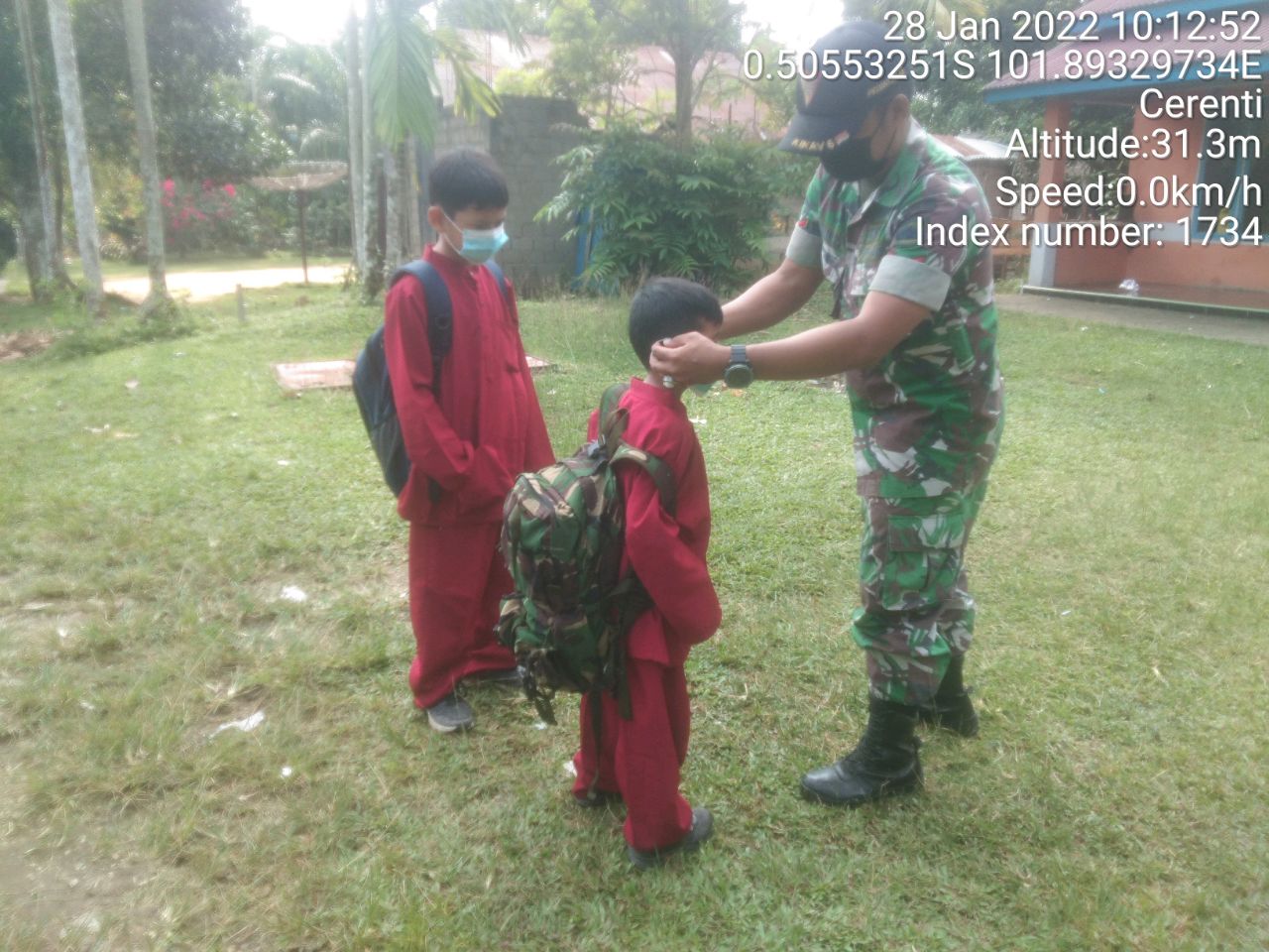 Babinsa Koramil 06/ Cerenti  Kodim 0302/ Inhu  Bagikan Masker  Kepada Anak - Anak Sekolah SD 001 Koto Peraku Kecamatan Cerenti