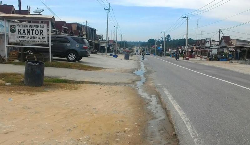 Warga Keluhkan Jalan Tanpa Drainase di Kecamatan Lubuk Dalam