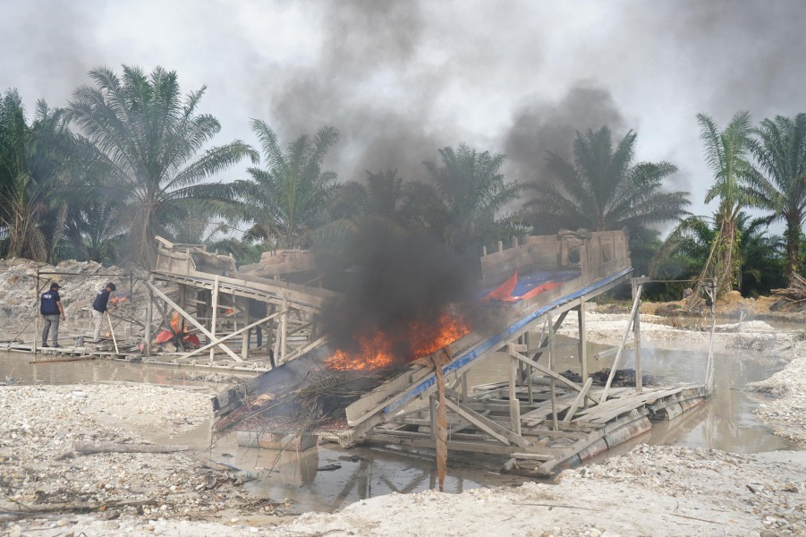 Satgas Polda Riau Tertibkan PETI di Kuantan Tengah, Empat Rakit Dimusnahkan