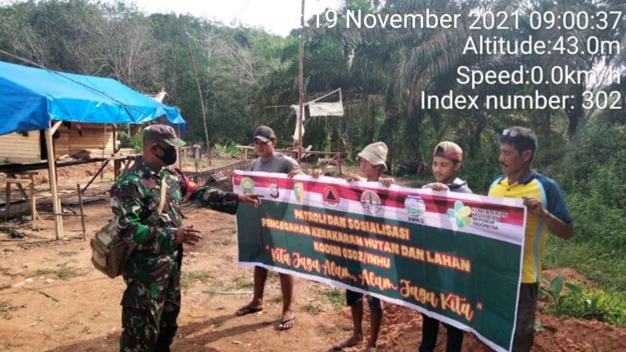 Anggota Babinsa Koramil 06/Cerenti Dim 0302/Inhu,Serda Juanda Gelar Patroli Dan Sosialisasi Pencegahan Karhutla di Koto Cerenti