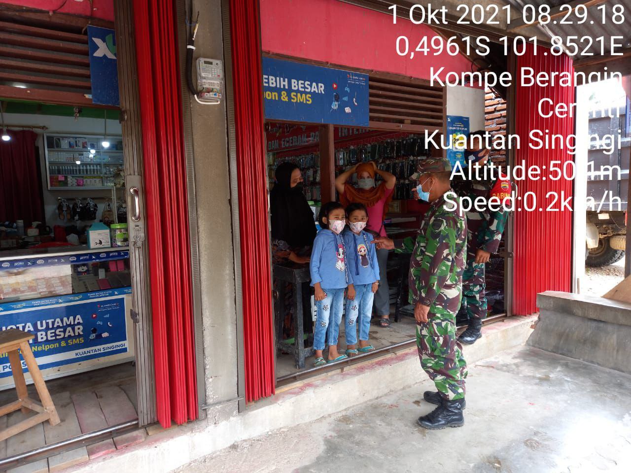 Babinsa Koramil 06 Cerenti Kodim 0302 Inhu Tegakkan Disiplin, Babinsa  Ajak Warga Patuhi Protokol Kesehatan