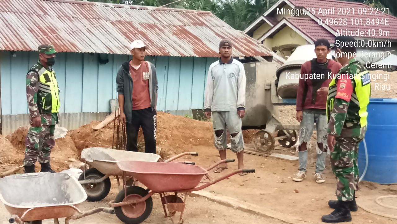 Serka Muh. Amin Babinsa Koramil 06/Cerenti Kodim 0302/Inhu Himbau Warga Masyarakat Terapkan Protokol Kesehatan
