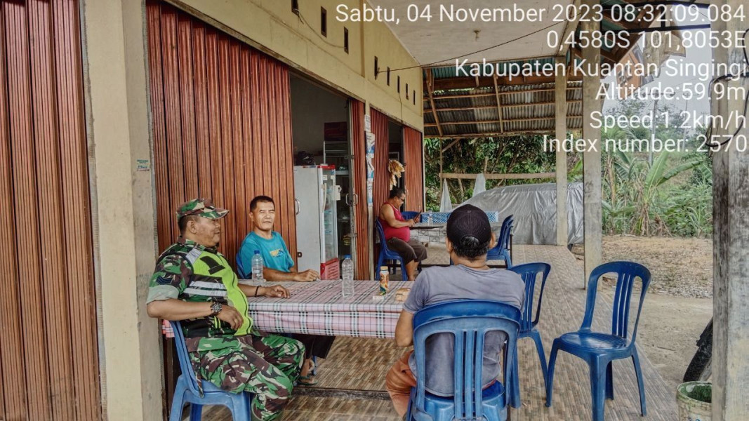 Dengan Komsos Babinsa Koramil 06/Cerenti Kodim 0302/Inhu Serka Heriyus Saputera Dekatkan Diri Dengan Warga Desa Bedeng Sikuran