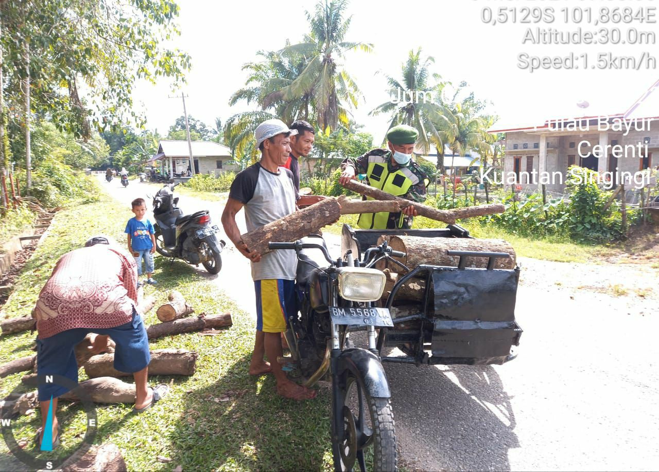 Kepedulian Sosial Bermasyarakat, Babinsa Bantu Potong Dan Angkat Kayu Bakar Warga Binaan