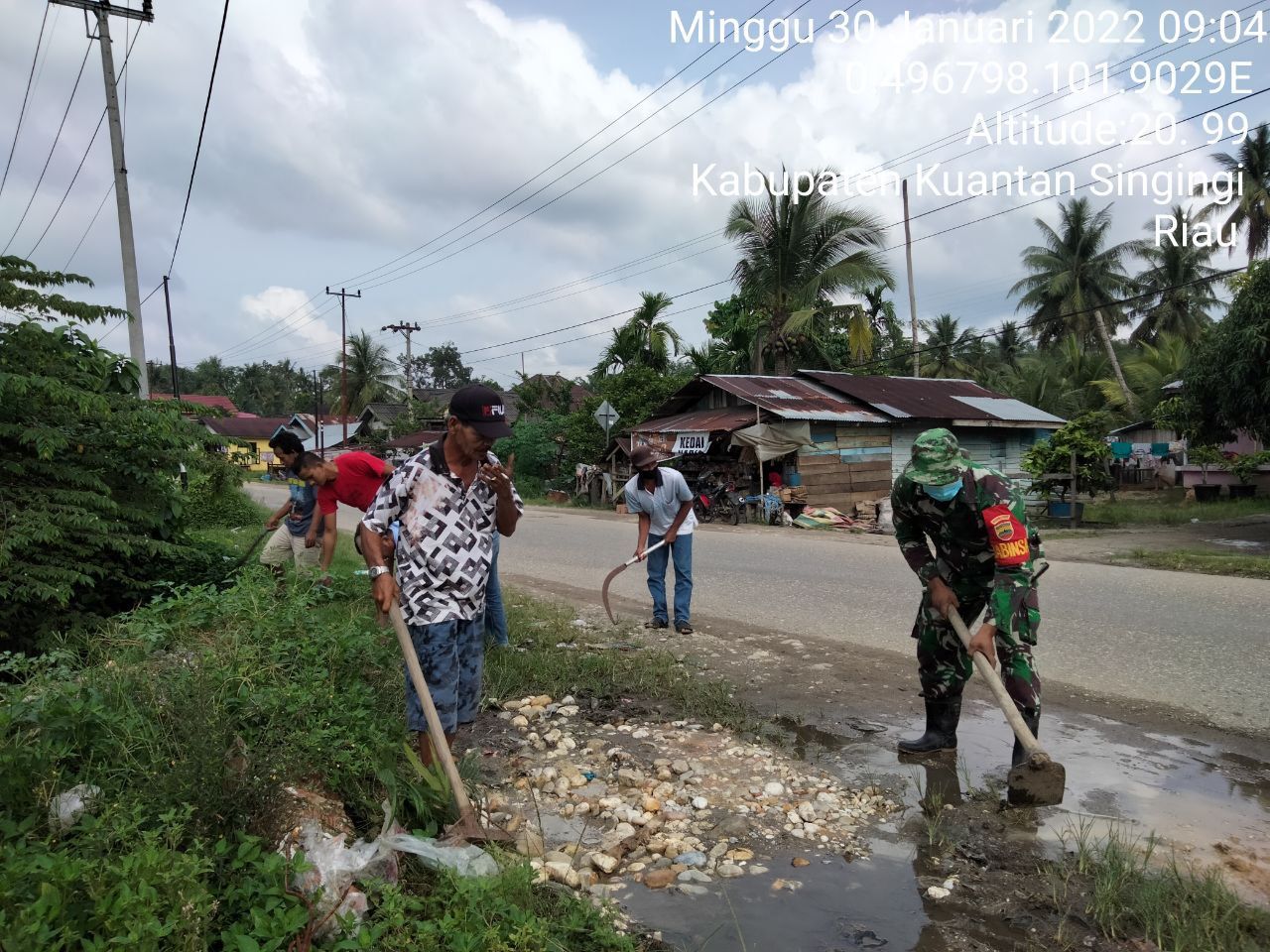 Babinsa Koramil 06/Cerenti Kodim 0302/Inhu Gotong Royong Membersihkan Pinggir Jalan di Desa Kampung Baru Timur Kecamatan Cerenti