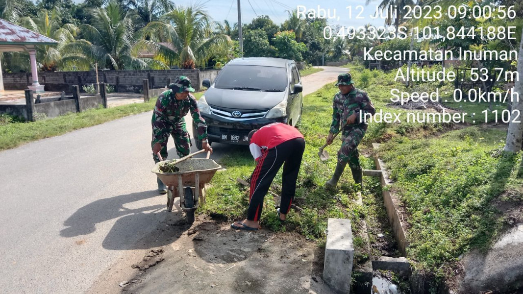 Kopda Junedi Babinsa Koramil 06/Cerenti Kodim 0302/Inhu Gotong Royong Didesa Bedeng Sikuran Pancasila Kecamatan Inuman Kabupaten Kuansing