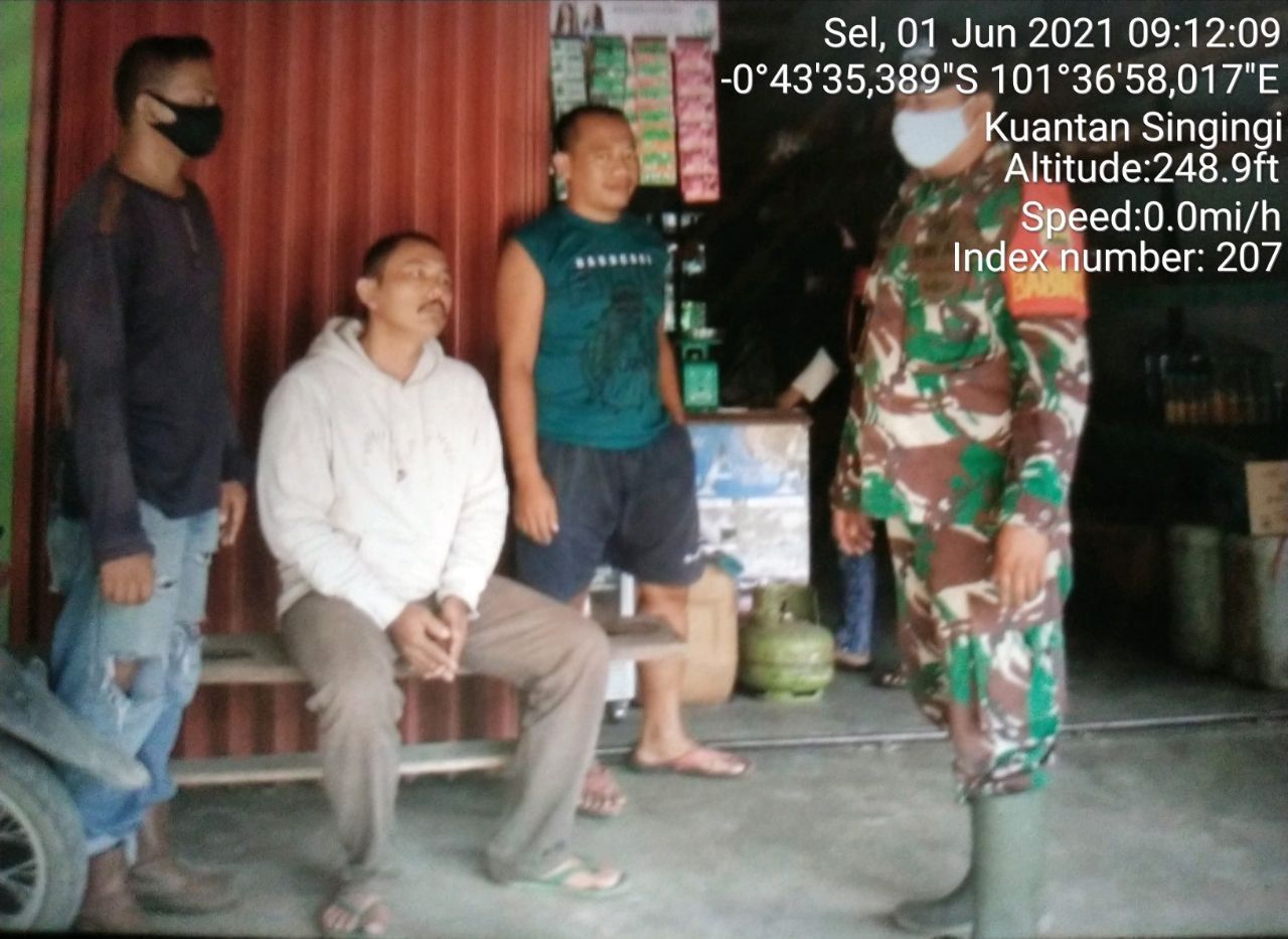 Babinsa Koramil 06/Cerenti Kodim 0302/Inhu  Bagikan Masker Upaya Meminimalisir Penyebaran Covid-19 Kepada Warga Binaan