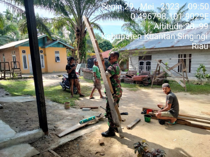 Di Desa Pulau Panjang Cerenti Babinsa Koramil 06/Cerenti Dim 0302/Inhu Membantu Warga  Membuat Rumah Di Desa Binaan