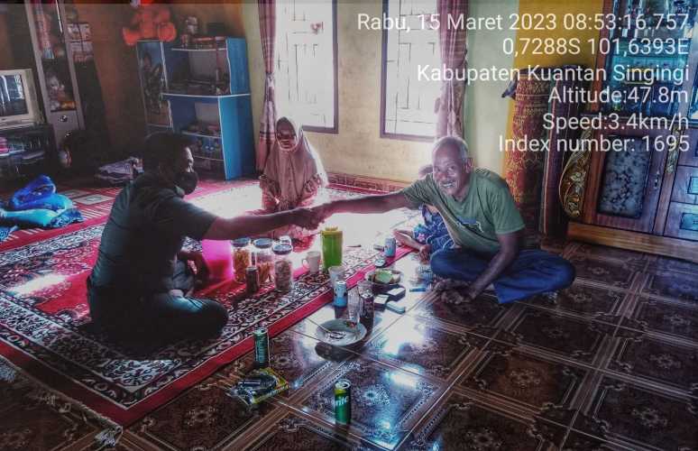 Babinsa Koramil 06/Cerenti Kodim 0302/Inhu Melaksanakan Komsos Dengan Masyarakat di Desa Pasar Inuman Kecamatan Inuman Kabupaten Kuansing 